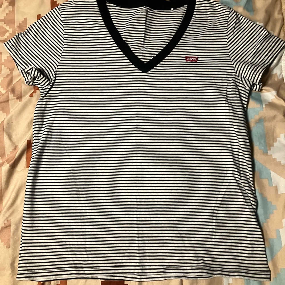Levi’s women’s black & white stripe v neck t shirt NEW S